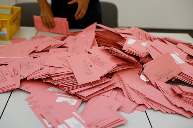 Stimmzettel, die per Post angekommen sind.  FOTO: Michaela Rehle/Reuters