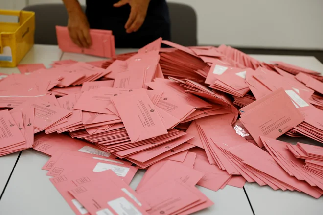 Glasovnice, ki so prispele po pošti. FOTO: Michaela Rehle/Reuters