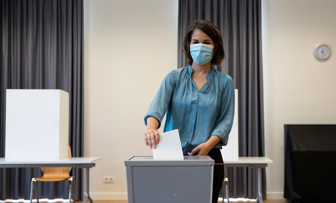 Kanclerska kandidatka in sopredsedujoča Zelenim Annalena Baerbock med glasovanjem v Potsdamu. FOTO: Ronny Hartmann/Reuters