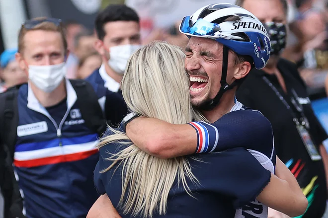 Julian Alaphilippe je ubranil naslov svetovnega prvaka. FOTO:  Kenzo Tribouillard/AFP