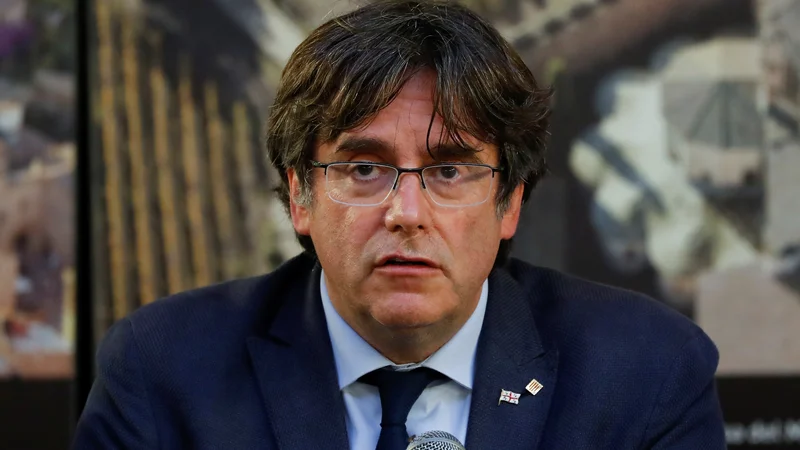 Fotografija: Carles Puigdemont med tiskovno konferenco v Algheru na Sardiniji
FOTO: Yara Nardi/Reuters