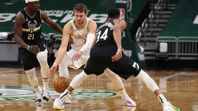 Fotografija: Luka Dončić in Giannis Antetokounmpo bosta lahko čez pet let postavljala nove mejnike, ko bosta podpisovala pogodbi.
FOTO: Nick Monroe/USA Today Sports