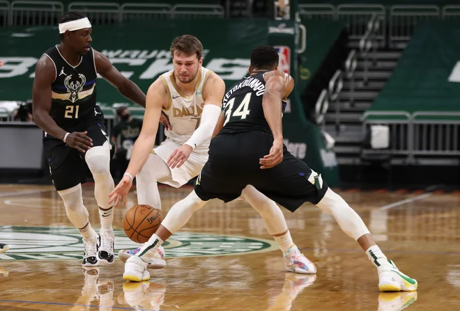 Luka Dončić in Giannis Antetokounmpo bosta lahko čez pet let postavljala nove mejnike, ko bosta podpisovala pogodbi.
FOTO: Nick Monroe/USA Today Sports