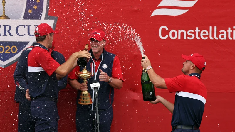 Fotografija: Bryson DeChambeau (desno) poliva kapetana ZDA Steva Strickerja po zmagi na igriščih Whistling Straits v Wisconsinu. FOTO: Richard Heathcote/AFP