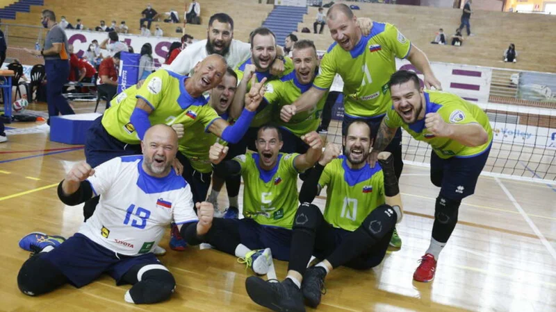 Fotografija: Slovenski odbojkarji so še izboljšali dosežek članske izbrane vrste, ki je ob premiernem nastopu v ligi narodov zasedla četrto mesto. FOTO: Paravolley Europe