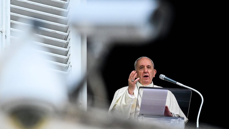 Fotografija: Papež Frančišek nasprotnikom sporoča, da je še živ. FOTO: Vincenzo Pinto/Reuters