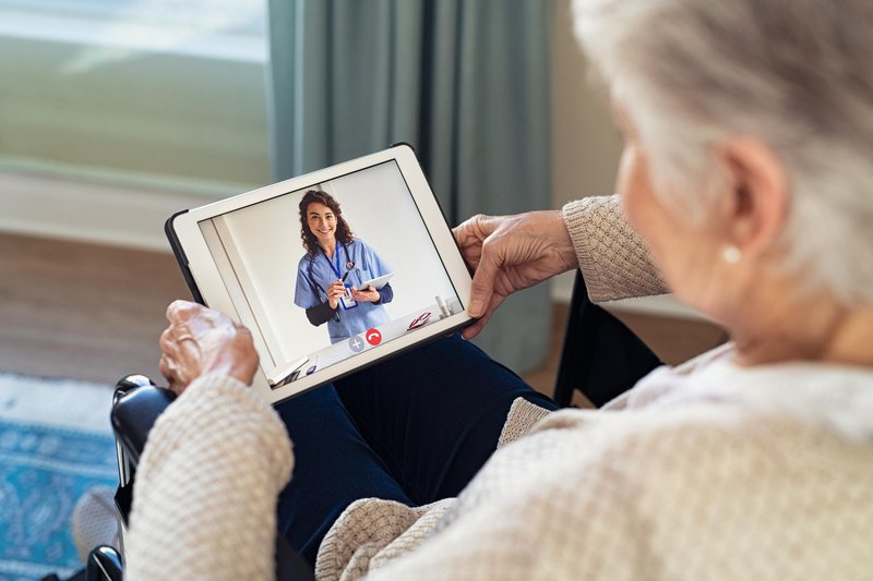 Fotografija: Starostnik ali bolnik lahko z zavedanjem, da si z E-oskrbo zagotovi pomoč, ostaja samostojen in aktiven v pozno starost. FOTO: Getty Images