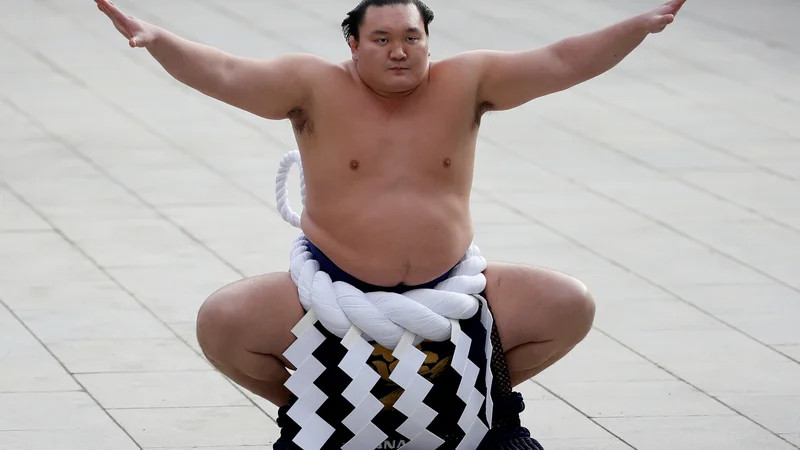 Fotografija: Hakuho (na fotografiji) pozdravlja ob vstopu v ring v svetišču Meidži v Tokiu leta 2016. REUTERS/Yuya Shino/File Photo FOTO: Juja Šino/Reuters