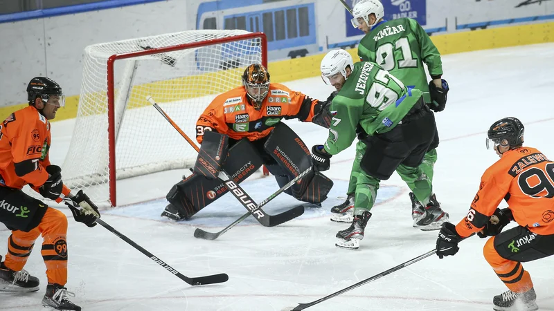 Fotografija: Prizor s tekme proti Graz 99ers v Tivoliju, kjer je Olimpija pred dobrim tednom slavila premierno zmago s 5:2. FOTO: Jože Suhadolnik