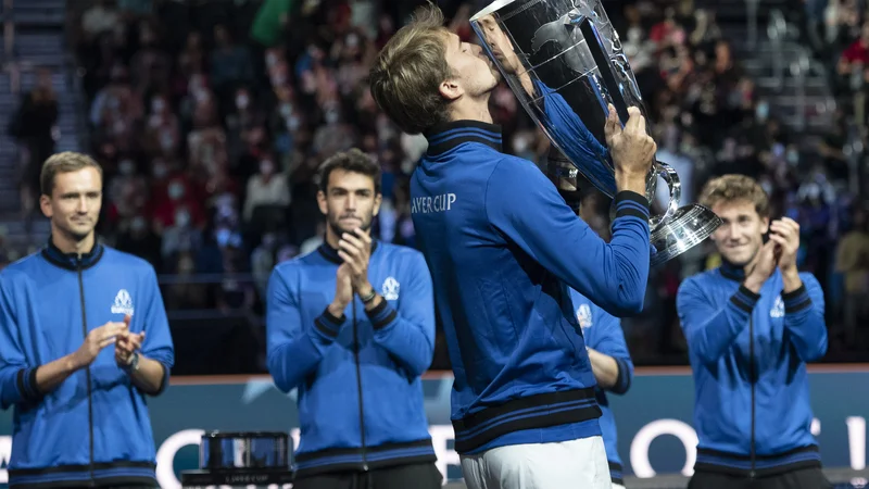 Fotografija: Alexander Zverev je poljubil Laverjev pokal po zmagi s kar 14:1 v kultni bostonski dvorani TD Garden. FOTO: Richard Cashin/USA Today Sports