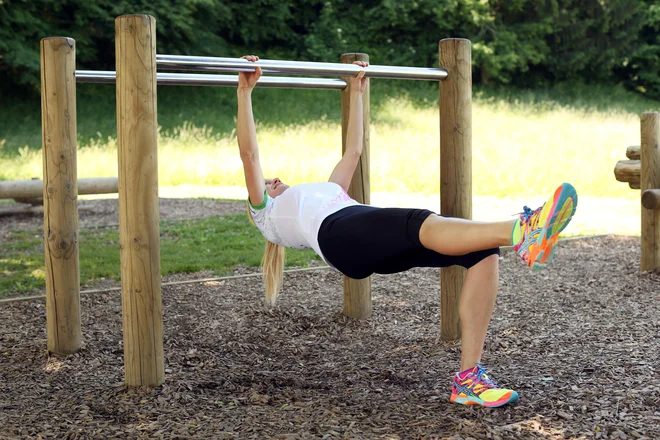 Maja Pori, predstojnica katedre za fitnes na Fakulteti za šport Univerze v Ljubljani, med prikazom vaj na otočku za fitnes na prostem ob PST, v Ljubljani. FOTO: Uroš Hočevar/Delo