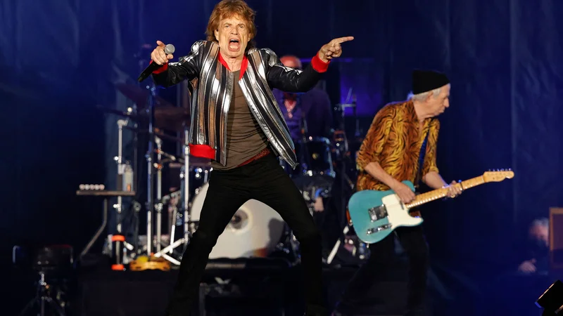 Fotografija: Britanska rock skupina Rolling Stones je na stadionu v St. Louisu začela svojo severnoameriško turnejo z naslovom No Filter, ki jo je lani morala zaradi pandemije preložiti za eno leto. Takoj na začetku koncerta je 78-letni pevec Mick Jagger razkril, da neizmerno pogrešajo nedavno preminulega bobnarja Charlieja Wattsa, ki je po šestih desetletjih igranja konec avgusta umrl pri 80 letih. FOTO: Kamil Krzaczynski/Afp