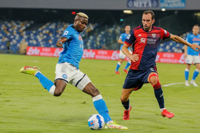 Victor Osimhen (levo) med dvobojem z Diegom Godinom in Cagliarijem na štadionu Diega Maradone. Napoli je slavil z 2:0. FOTO: Carlo Hermann/AFP