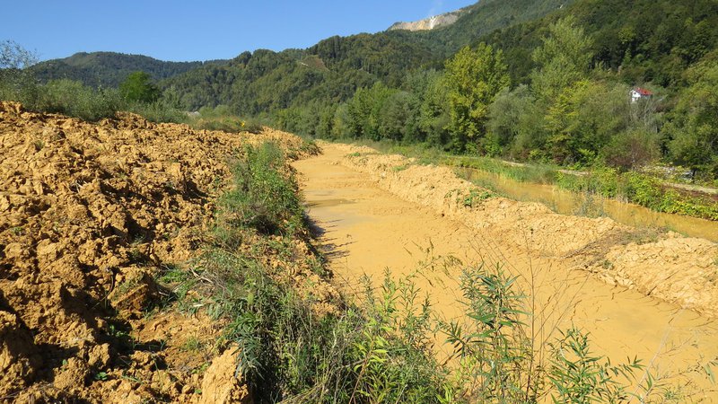 Fotografija: Ogromni kupi industrijskega blata so odloženi na priobalnem zemljišču. FOTO: Bojan Rajšek/Delo
