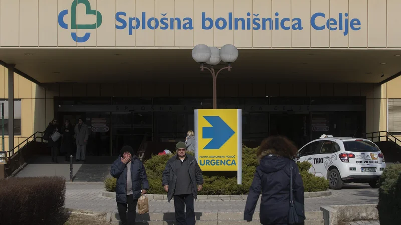Fotografija: Zaradi hudih poškodb so ga odpeljali v celjsko bolnišnico.
FOTO: Voranc Vogel/Delo