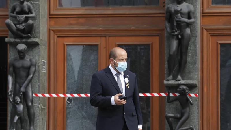 Fotografija: Minister za zdravje Janez Poklukar je poslanske skupine v minulih dneh prepričeval o podpori novele zakona o nalezljivih boleznih. FOTO: Matej Družnik