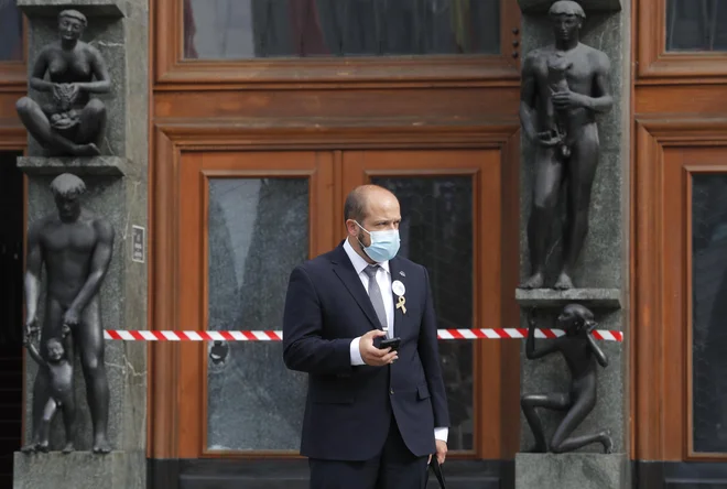 Minister za zdravje Janez Poklukar je poslanske skupine v minulih dneh prepričeval o podpori novele zakona o nalezljivih boleznih. FOTO: Matej Družnik