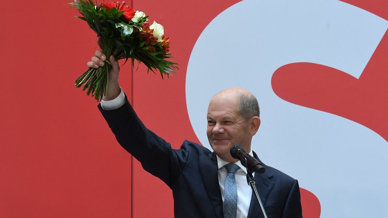 Fotografija: Olaf Scholz, ki je svojo SPD popeljal do zmage na volitvah, bo vlado poskušal najprej sestaviti z Zelenimi in liberalno FDP. Foto Christof Stache/AFP
