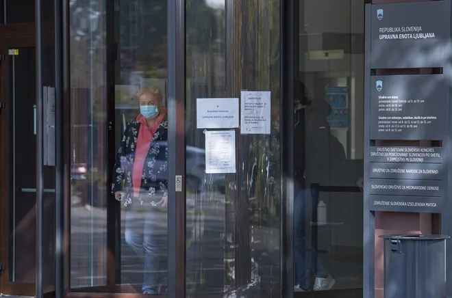 Varnostniki na vhodu v prostore UE Ljubljana od strank po novem ne smejo več zahtevati potrdila PCT, dovolj je le ustno zagotovilo.&nbsp; FOTO: Jože Suhadolnik/Delo