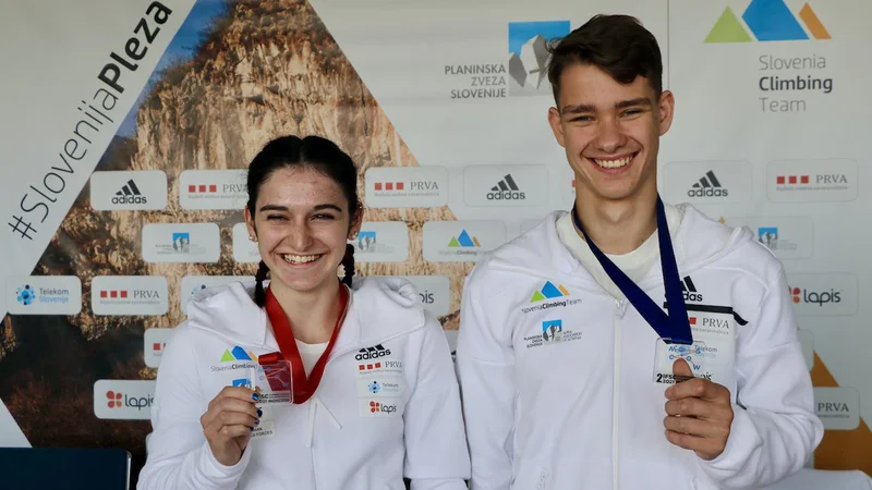 Fotografija: Mia Krampl in Luka Potočar Krampl sta ponosno pokazala kolajni iz Moskve. FOTO: Manca Ogrin/PZS