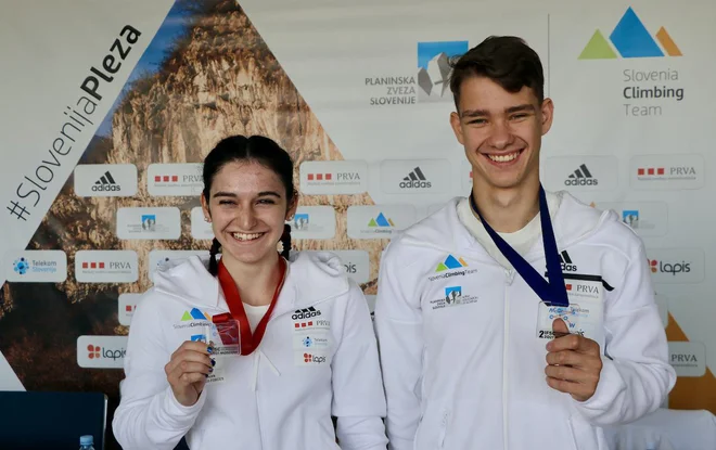 Mia Krampl in Luka Potočar Krampl sta ponosno pokazala kolajni iz Moskve. FOTO: Manca Ogrin/PZS