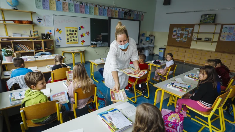 Fotografija: V osnovnih šolah je bilo včeraj 217 učencev in 97 zaposlenih z aktivno okužbo z novim koronavirusom. Fotografija je simbolična. FOTO: Jože Suhadolnik/Delo