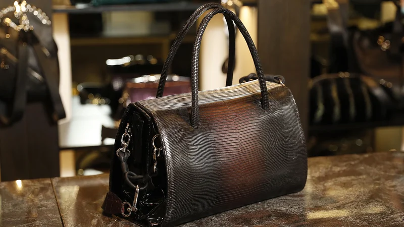 Fotografija: Butik s torbicami Marjete Grošelj je tako kot ona – brezčasen. FOTO: Leon Vidic/Delo