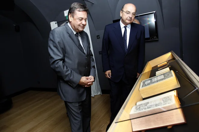 Roberto Dipiazza &ndash; na fotografiji ob ljubljanskem županu Zoranu Jankoviću &ndash; si prizadeva za svoj četrti županski mandat. FOTO: Matej Družnik/Delo