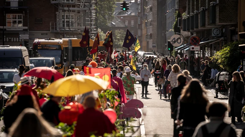 Fotografija: Parada ob praznovanju 50. obletnice svobodnega mesta Christiania se je vila po središču Københavna, osvobojenega tudi omejitev za zajezitev širjenja covida-19. FOTO: Reuters