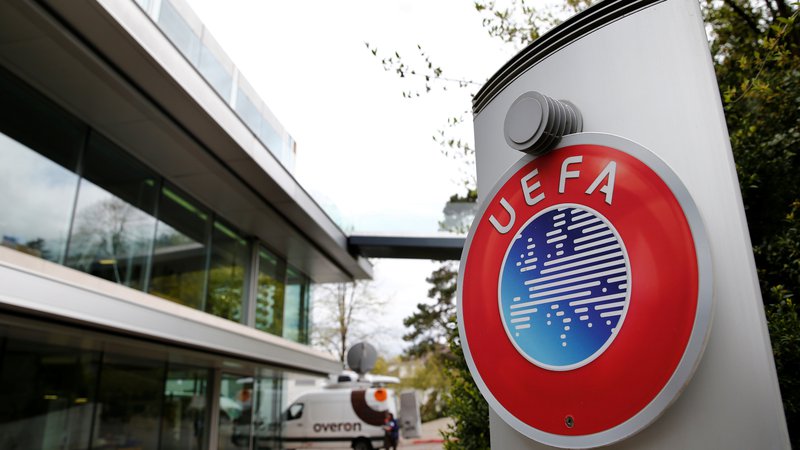 Fotografija: Uefa je ustavila postopek zoper klube, ki so ustanovili superligo. FOTO: Denis Balibouse/Reuters