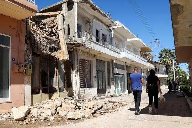 Tresenja tal namreč po mnenju predstavnika iz atenskega inštituta za geodinamiko še ni konec. FOTO: Stefanos Rapanis/Reuters