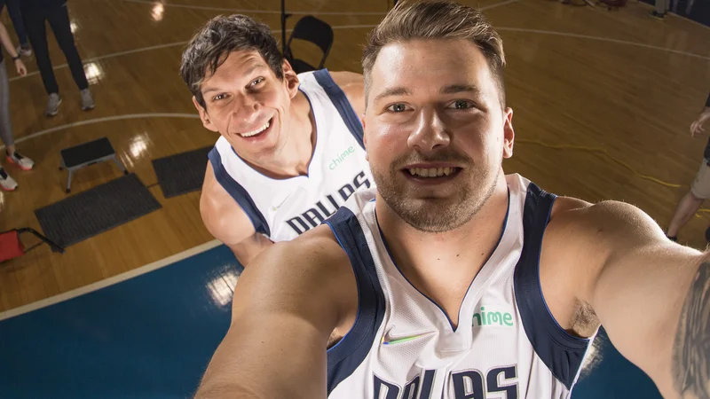 Fotografija: Luka Dončić in Boban Marjanović bosta še naprej skrbela za dobro vzdušje v Teksasu. FOTO: Jerome Miron/USA Today Sports