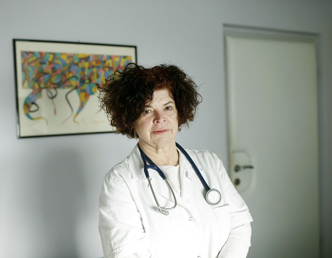 Zdravnica Nevenka Mlinar opozarja na enako obravnavo obolelih prebivalcev zaradi azbesta z obolelimi delavci, ki prihajajo z njim v stik. FOTO: Blaž Samec