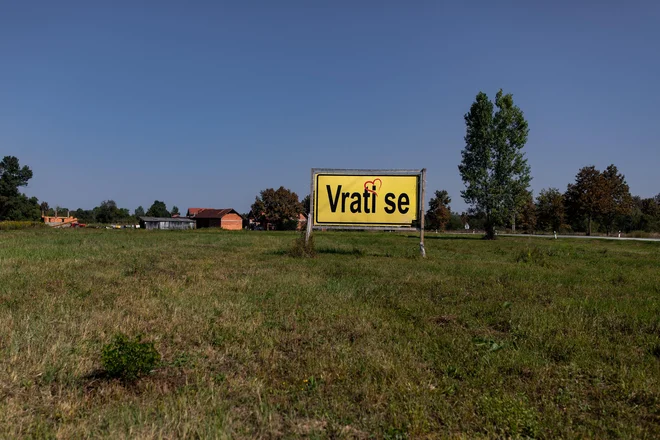 Obcestni pano v bližini od potresa porušenega hrvaškega mesteca Glina v eni besedi povzema katastrofalno demografsko sliko na Balkanu. Foto Voranc Vogel