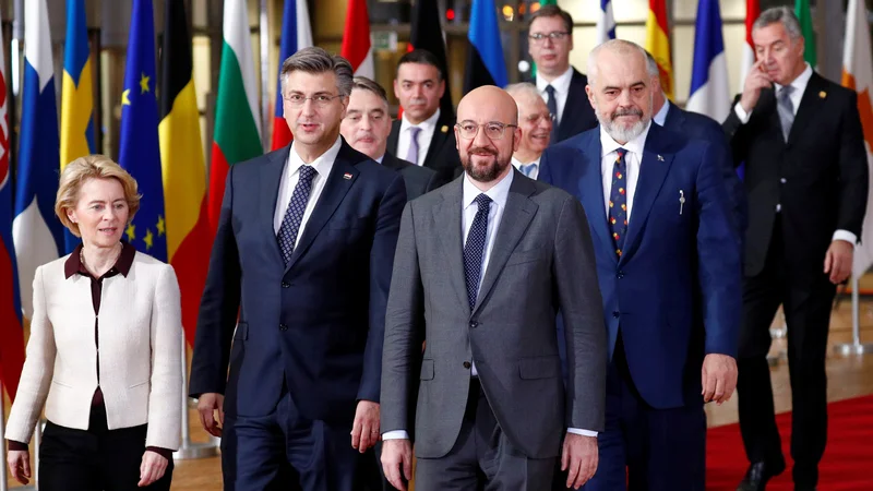 Fotografija: Predsednica Evropske komisije Ursula von der Leyen med neformalnim srečanjem z voditelji držav Zahodnega balkana lani v Bruslju. FOTO: François Lenoir/Reuters