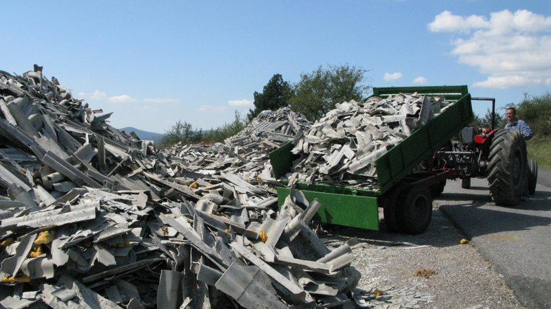 Fotografija: V Evropski uniji bo treba do 2030 prenoviti 35 milijonov objektov, pri čemer bodo delavci prihajali v stik tudi z azbestom. FOTO: Dragica Jaksetič