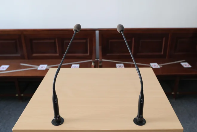 Predsednica senata Vladislava Lunder je obdolžence zaradi premajhne sodne dvorane vabila posamezno, vendar nikogar od trojice na sodišče ni bilo. FOTO: Marko Feist