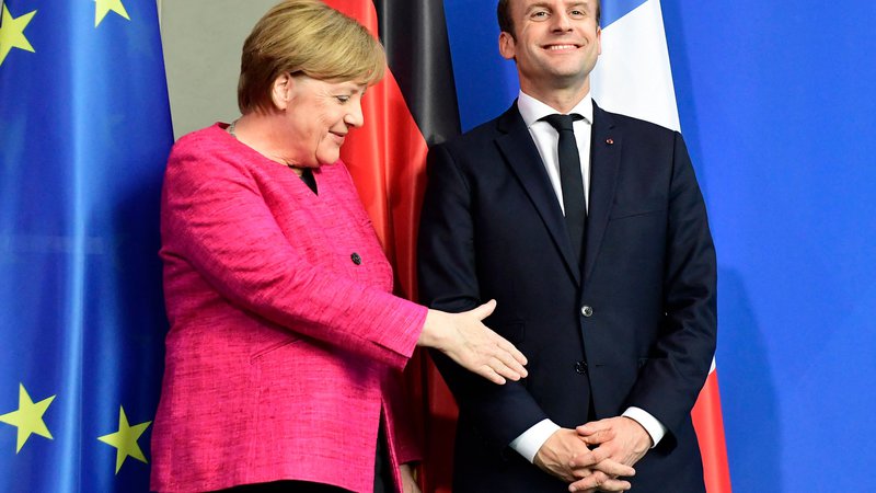 Fotografija: Francoski predsednik Emmanuel Macron naj bi si želel čim bolj zapolniti praznino, ki bo nastala z odhodom Angele Merkel. FOTO: Tobias Schwarz/AFP