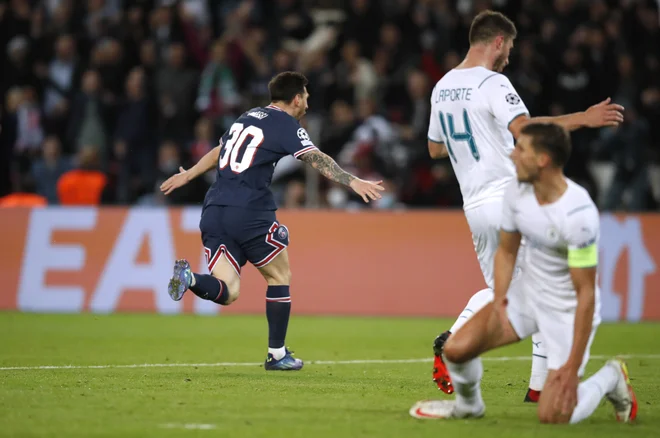 Messi proslavlja po tem, ko je za hrbet Edersonu poslal žogo z roba kazenskega prostora. FOTO: Gonzalo Fuentes/Reuters