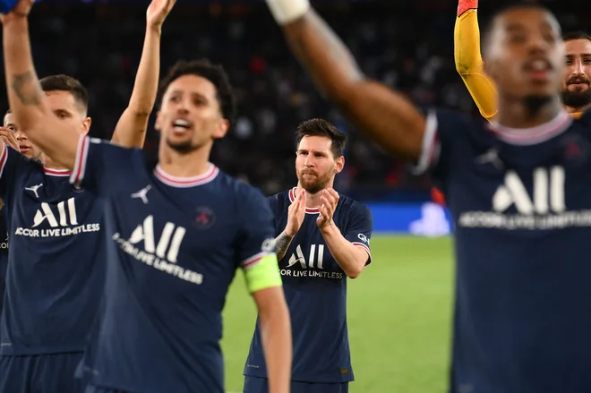 Messi pozdravlja navijače po zmagi nad Man. Cityjem. FOTO: Franck Fife/AFP