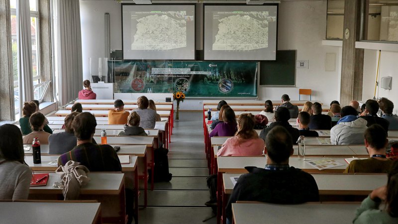 Fotografija: Poletne šole se je udeležilo 50 mladih iz 22 držav. Večina je pripotovala v Slovenijo, nekaj jih je na izobraževanju sodelovalo na daljavo. FOTO: Blaž Samec
