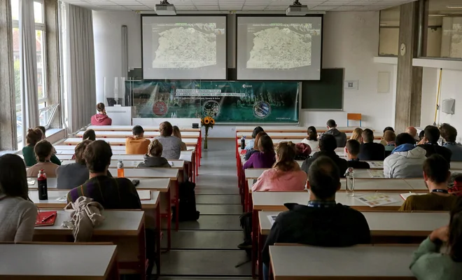 Poletne šole se je udeležilo 50 mladih iz 22 držav. Večina je pripotovala v Slovenijo, nekaj jih je na izobraževanju sodelovalo na daljavo. FOTO: Blaž Samec