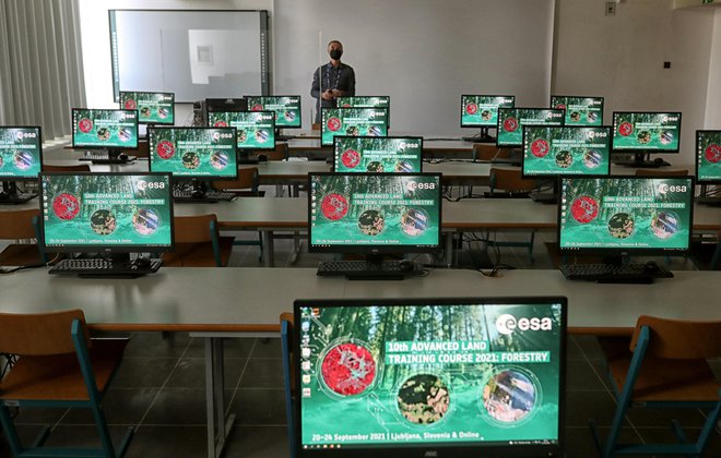 Na fakulteti so v minulem letu vzpostavili virtualno računalniško učilnico, s čimer so študentom tudi pri delu od doma zagotovili enake pogoje, kot bi jih imeli v pravi računalniški predavalnici. FOTO: Blaž Samec