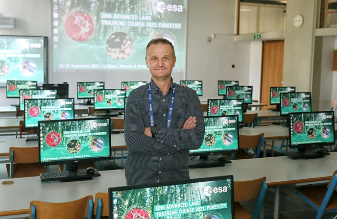 Za takšno znanje je ogromno zanimanja in hkrati ogromno potreb, ne le v znanosti, ampak tudi na ministrstvih in v podjetjih, pojasni prof. dr. Krištof Oštir. FOTO: Blaž Samec