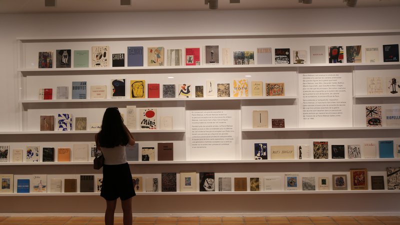 Fotografija: Katalogi razstav Galerije Pierre Matisse, vključeni v razstavo Pierre Matisse: Trgovec z umetninami v New Yorku, so še danes referenčni viri. FOTO: Milan Ilić