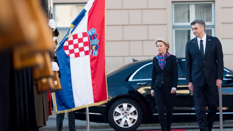 Fotografija: Ko je pred dvema letoma Zagreb obiskala predsednica evropske komisije Ursula von der Leyen, se je tudi zahvalila za glasove, ki so ji jih namenili hrvaški evroposlanci. FOTO: Etienne Ansotte