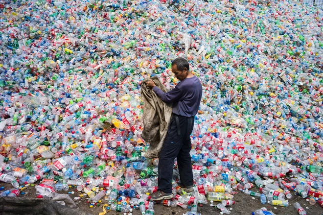Med razpadanjem plastike se izločajo strupene kemikalije, ki pridejo v našo hrano in pitno vodo. FOTO: Fred Dufour/AFP