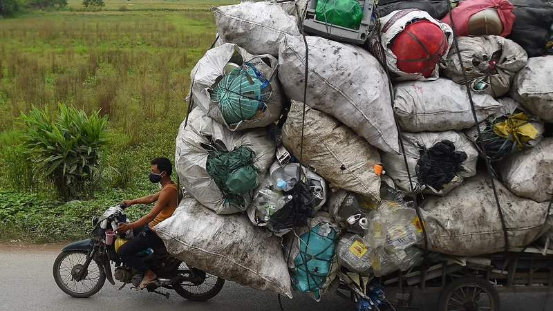 Fotografija: Cilj evropskih ukrepov je zmanjšati količine plastičnih odpadkov, ki končajo v svetovnih morjih. FOTO: Nhac Nguyen/AFP