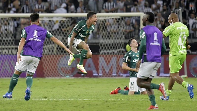 Fotografija: V brazilskem polfinalu je Palmeiras izločil Atletico Mineiro zaradi pravila gola doseženega v gosteh, ki v evropski ligi prvakov ne velja več. FOTO: Washington Alves/Reuters