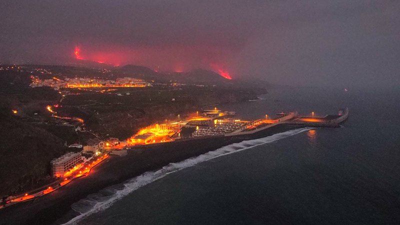 Fotografija: Lava in dim ob pristanišču Tazacorte. FOTO: Nacho Doce/Reuters
